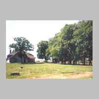 022-1108 Goldbach 03.07.1994. Der Sportplatz hinter dem Kirchhof, neben dem Gemeindehaus. Die Baumreihe zeigt den Verlauf des hinteren Gemeindeweges an.jpg